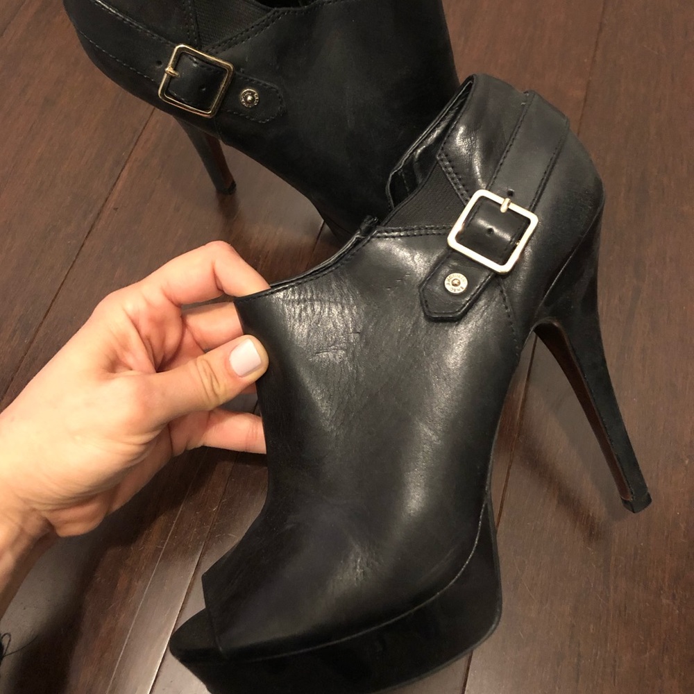 Black leather heel with peep toe